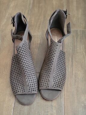 Jessica Simpson Brown Perforated Open-Toe Ankle-Strap Sandals